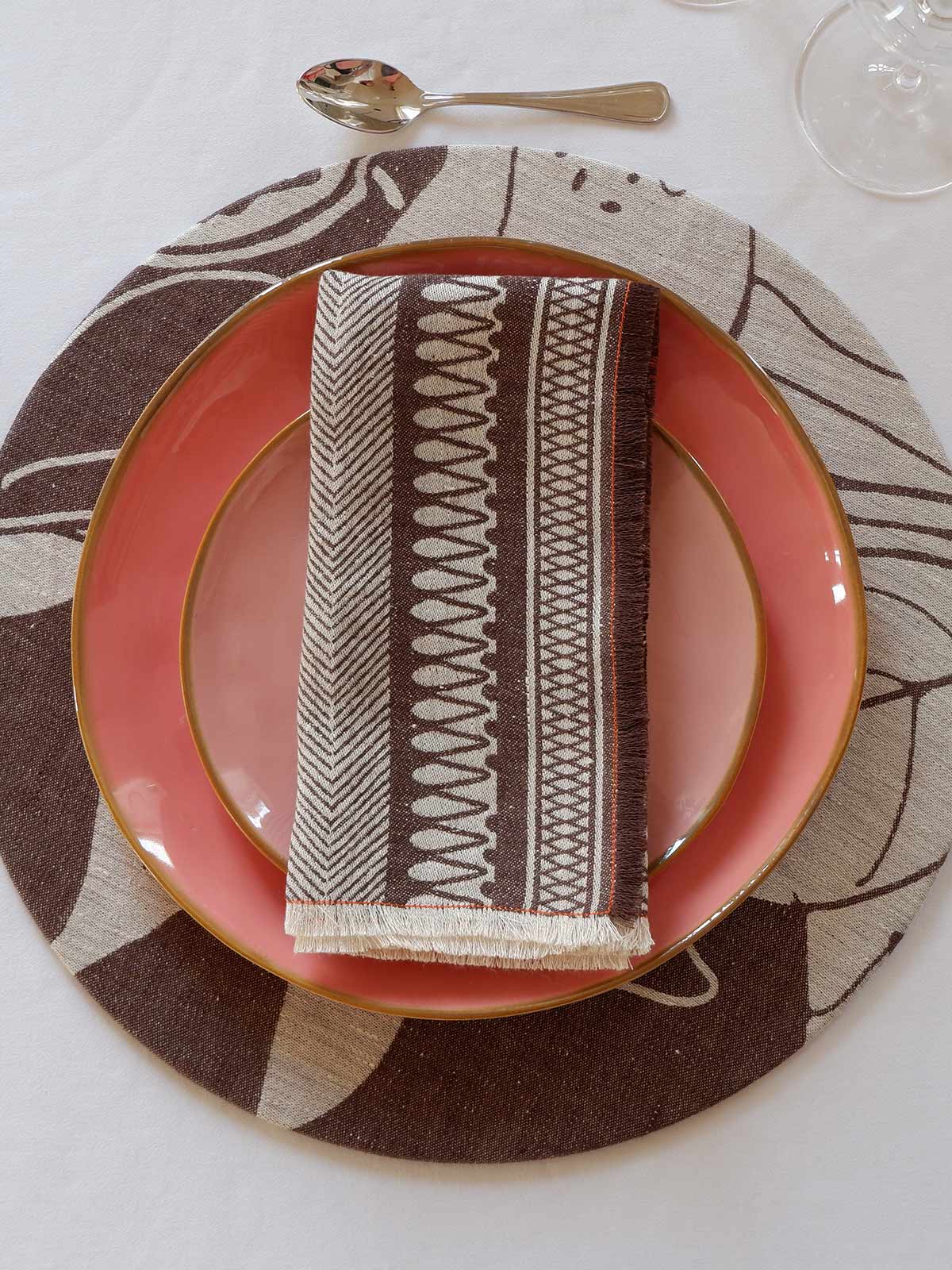 Linen Damask Tutti Le Foglie Charger Plate | Café Tostado