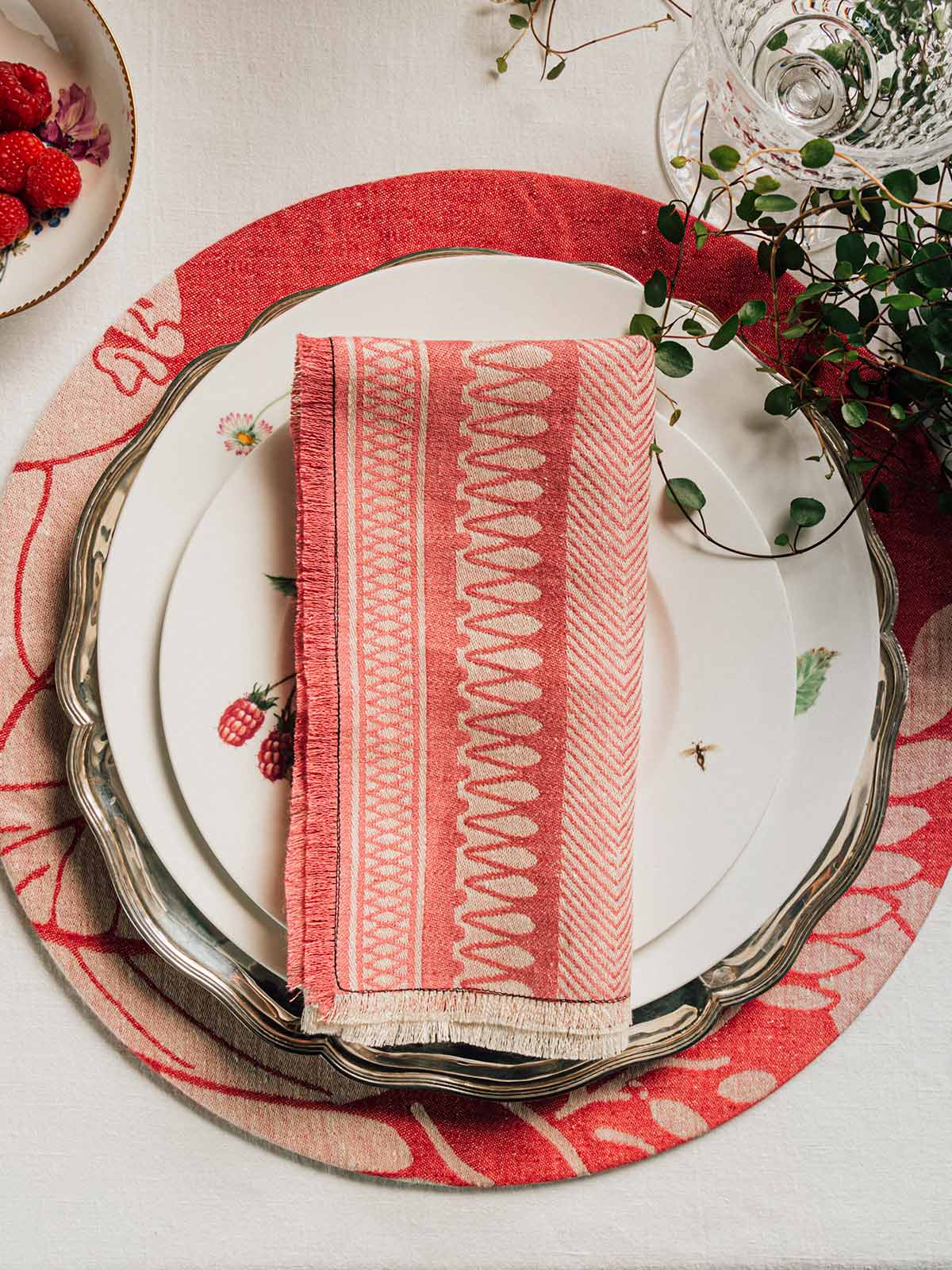 Linen Damask Tutti Le Foglie Charger Plate | Rosso Linen Damask Tutti Le Foglie Charger Plate | Rosso